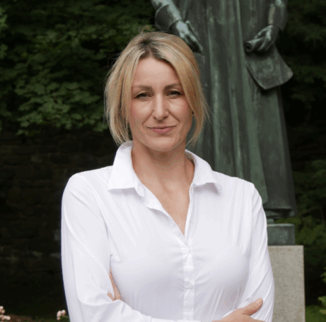 Barbora_Veselnakova_Kongres_Mozek_a_Smysly_Snoezelen 2025 Online Kongres: Mozek a Smysly – Snoezelen Objevte principy a souvislosti, které ovlivňují pozornost, paměť, stres a schopnost regenerace. Naučte se lépe rozumět vnímání dětí s ADHD, problémy s pozorností a specifickými potřebami, nebo stárnoucích rodičů. 💡 Inspirujte se praktickými tipy a aktivitami, které zaujmou, podporují relaxaci a pomáhají zvládnout problémové chování. Vhodné pro: učitele, pedagogy, asistenty pedagoga, poradenské pracovníky, aktivizační pracovníky a terapeuty. Co se naučíte: Jak rozpoznat a podpořit smyslové potřeby dětí i seniorů Praktické Snoezelen techniky pro zklidnění a stimulaci smyslů Jak zlepšit komunikaci a porozumění při problémovém chování Tipy pro práci s ADHD, poruchami pozornosti a senzomotorickými výzvami Odbornou garantkou je Dagmar Mega, certifikovaná lektorka MSE-snoezelen s mezinárodní působností