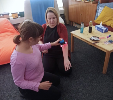 Kongres_Mozek_a_Smysly_Snoezelen Principy a souvislosti, které ovlivňují pozornost, paměť, stres a schopnost regenerace. Naučte se lépe rozumět vnímání dětí s ADHD, problémy s pozorností a specifickými potřebami, podporují relaxaci a pomáhají zvládnout problémové chování. Vhodné pro: učitele, pedagogy, asistenty pedagoga, poradenské pracovníky, aktivizační pracovníky a terapeuty. Odbornou garantkou je Dagmar Mega, certifikovaná lektorka MSE-snoezelen s mezinárodní působností. www.mozekasmysly.cz